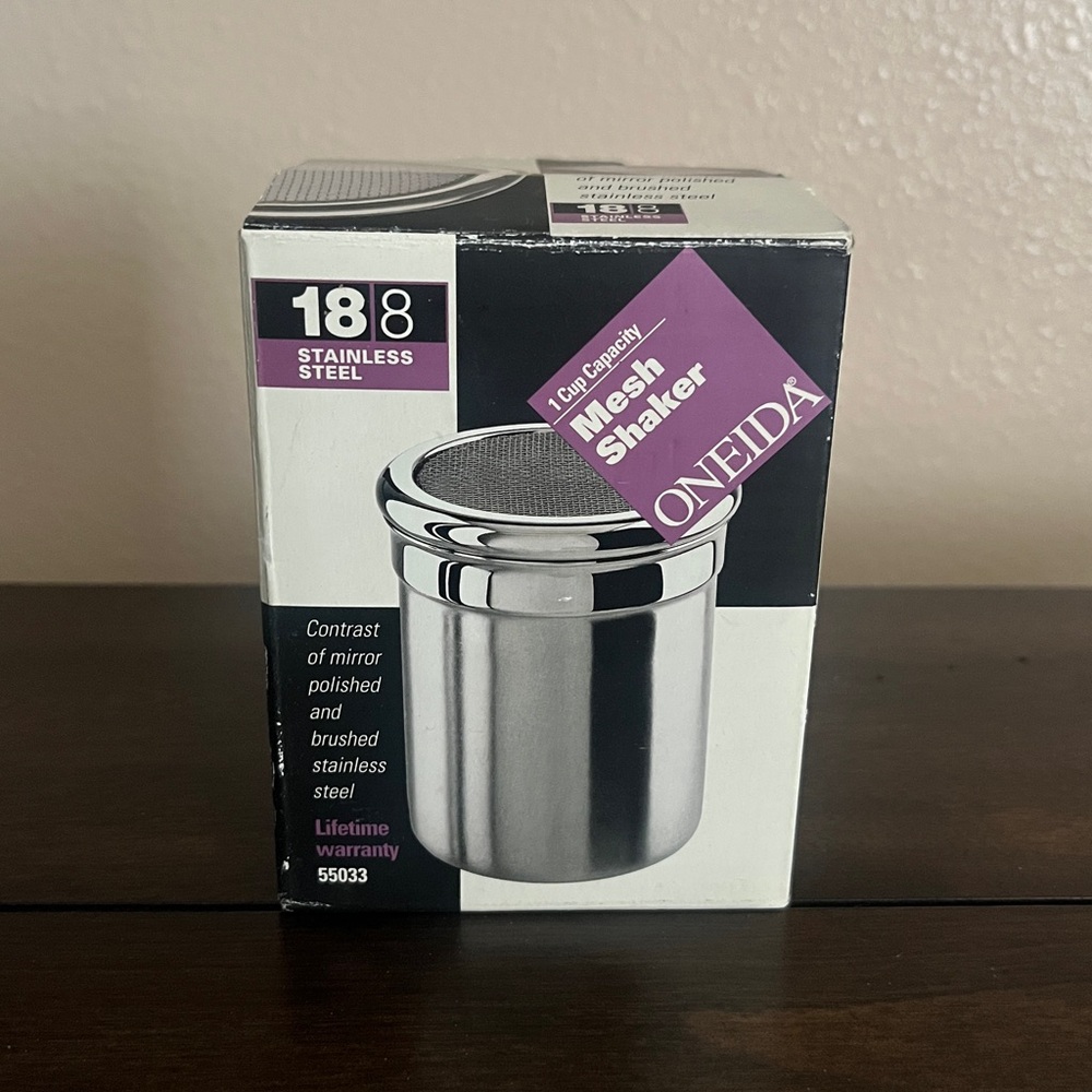 Oneida 1 Cup Capacity Mesh Shaker with Small Holes and Lid - NWT - Gift Ready